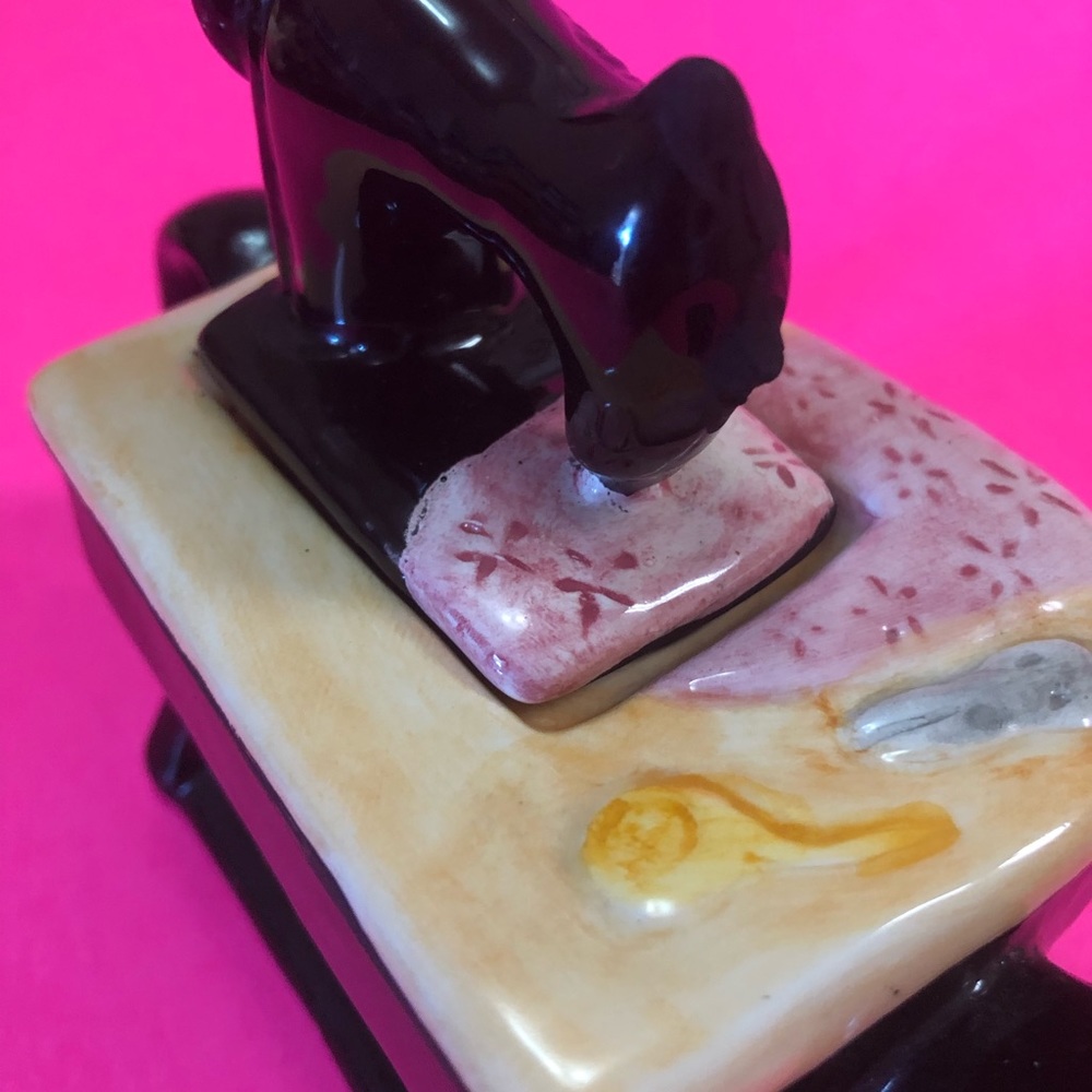Cottage Tea Pot, sewing machine - Picture 4 of 7